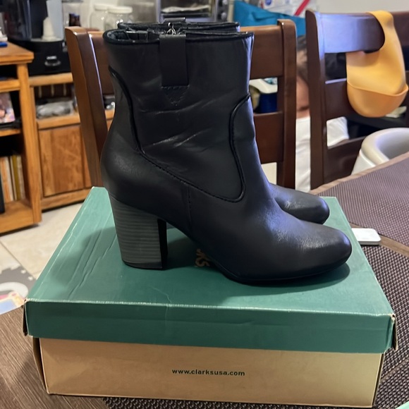 Pre-Owned: Women’s Black Stroll Vine Boots by Clarks Size 7 - Picture 3 of 7